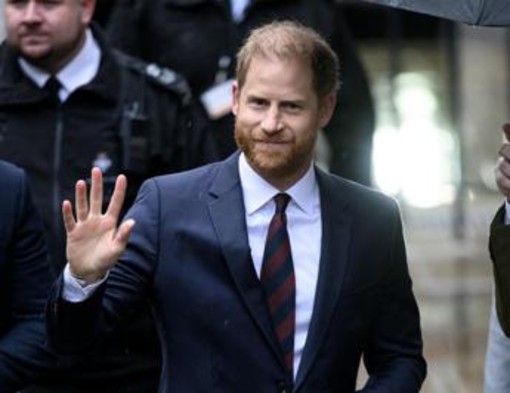 Harry torna a Londra senza Meghan e i figli: la decisione 'last minute' Harry torna a Londra senza Meghan e i figli: la decisione 'last minute'
