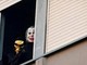 Scuola, occupato a Roma Iss Leopoldo Pirelli: ragazzi alla finestra con maschere Scuola, occupato a Roma Iss Leopoldo Pirelli: ragazzi alla finestra con maschere