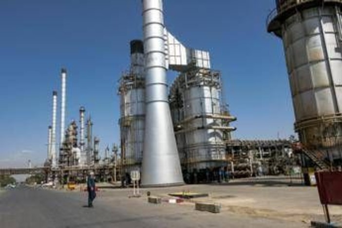 Iran 'sommerso' dal petrolio, Teheran sfrutta serbatoi abbandonati e container improvvisati