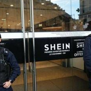 Francia, Shein inaugura negozio nel cuore di Parigi tra proteste e polemiche Francia, Shein inaugura negozio nel cuore di Parigi tra proteste e polemiche