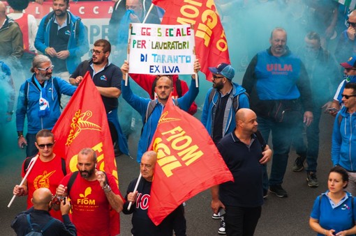 Ex Ilva, sciopero dell’indotto a Taranto. Blocchi stradali contro i licenziamenti