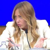 Scintille tra Meloni e giornalista su scontri ai cortei: "Credo nello Stato di diritto, difende la gente perbene"