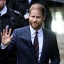 Harry torna a Londra senza Meghan e i figli: la decisione 'last minute' Harry torna a Londra senza Meghan e i figli: la decisione 'last minute'