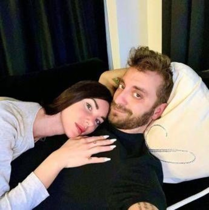 Bianca Atzei, il post social che 'cancella' Stefano Corti: lui replica così