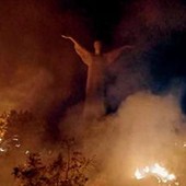 Fiamme lambiscono statua Cristo a Maratea. Bardi: ''Attacco a simbolo Basilicata nel mondo, punire responsabili dello scempio''