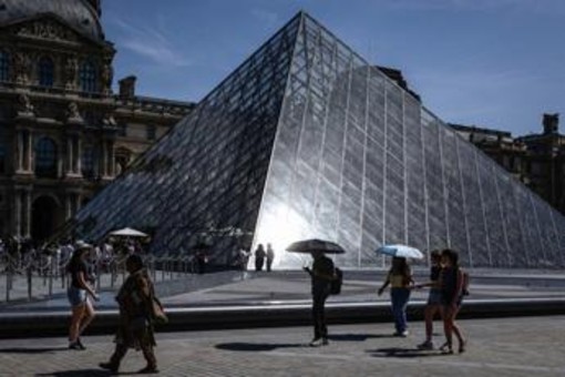 Ondata di caldo estremo in Europa, allarme Oms: "E' emergenza sanitaria" Ondata di caldo estremo in Europa, allarme Oms: "E' emergenza sanitaria"