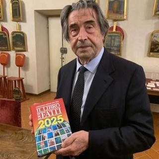 Il Libro dei Fatti in dono al maestro Riccardo Muti Il Libro dei Fatti in dono al maestro Riccardo Muti