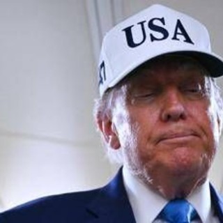 Trump festeggia oggi 79 anni ma sui social monta la 'teoria del catetere'