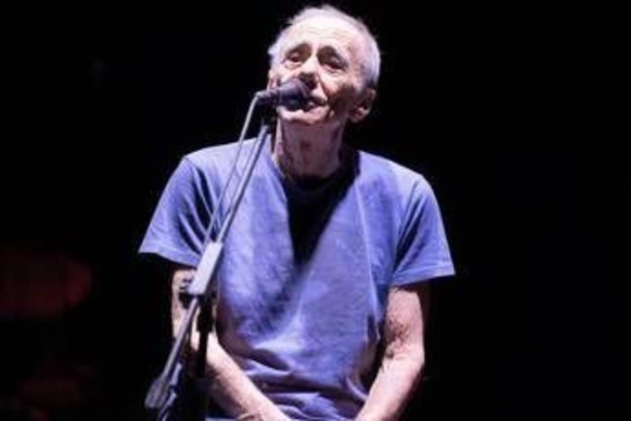 Roberto Vecchioni dopo lo stop ai concerti: "Al Premio Campiello non potevo mancare" Roberto Vecchioni dopo lo stop ai concerti: "Al Premio Campiello non potevo mancare"