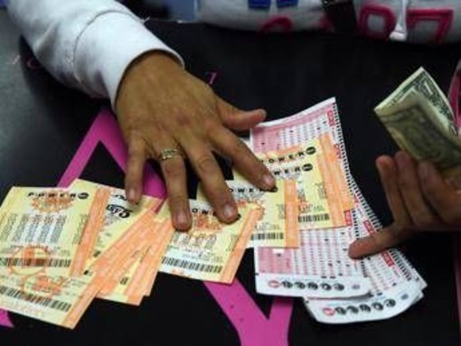 Lotteria da record, vince 1,8 miliardi con il Powerball negli Usa Lotteria da record, vince 1,8 miliardi con il Powerball negli Usa