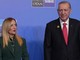 Vertice Nato, Erdogan regala una pistola ai leader. Meloni la porta in Italia protocollata come tutti gli altri doni Vertice Nato, Erdogan regala una pistola ai leader. Meloni la porta in Italia protocollata come tutti gli altri doni
