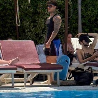 Tony Effe, relax in piscina alla vigilia del concerto al Circo Massimo