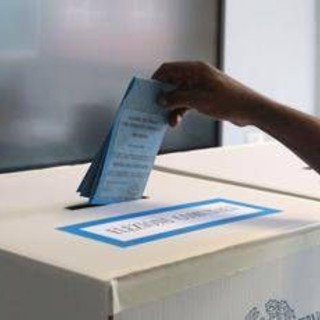 Comunali, ballottaggi in 13 comuni: alle 12 affluenza all'11,88%