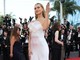 Laila Hasanovic conquista Cannes, la fidanzata di Sinner sfila con l'abito da 'sposina'