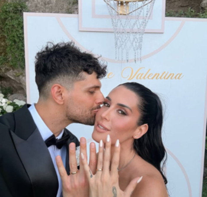 Valentina Vignali si è sposata, il matrimonio con Fabio Stefanini a tema 'basket'