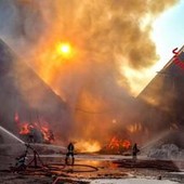Incendio all'isola ecologica di Novate Milanese, un ferito