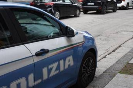 Parcheggia in doppia fila per prendere figlio a scuola, presa a schiaffi da 74enne Parcheggia in doppia fila per prendere figlio a scuola, presa a schiaffi da 74enne