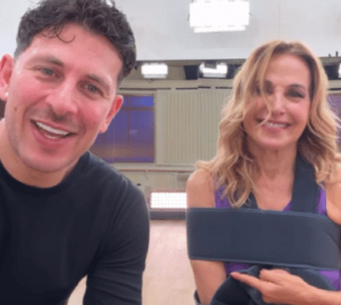 Ballando, Barbara D'Urso col tutore al braccio: &quot;Io non mi arrendo&quot;