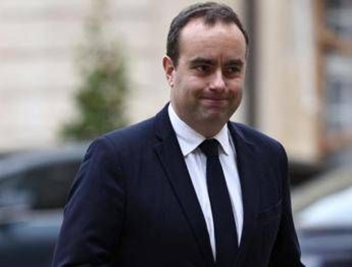 Francia, Lecornu denunciato per falso: &quot;Non ha il Master come dice&quot;. E lui replica: &quot;Tutte bugie&quot;