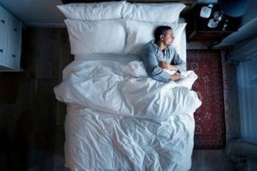 Dormire in salute, il sonno e le posizioni per evitare disturbi