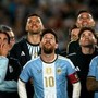 Messi, i regali per l’addio all’Argentina: dal 'bracciale della leggenda' ai cartellini dell'arbitro e... la Coppa America Messi, i regali per l’addio all’Argentina: dal 'bracciale della leggenda' ai cartellini dell'arbitro e... la Coppa America