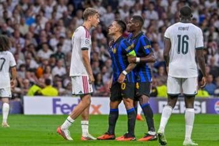 Real Madrid-Inter, Huijsen litiga con Lautaro Martinez e Barella Real Madrid-Inter, Huijsen litiga con Lautaro Martinez e Barella