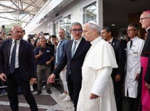 Papa, il chirurgo rassicura: "Pieno recupero in una decina di giorni, non ci sono motivi per rinviare il viaggio in America Latina" Papa, il chirurgo rassicura: "Pieno recupero in una decina di giorni, non ci sono motivi per rinviare il viaggio in America Latina"