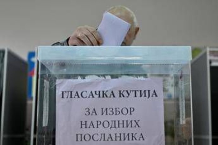 Serbia, seggi aperti per le elezioni parlamentari: al voto 6,4 milioni di elettori Serbia, seggi aperti per le elezioni parlamentari: al voto 6,4 milioni di elettori