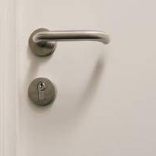 Carta stagnola sulle maniglie delle porte, un gesto gentile verso la propria casa