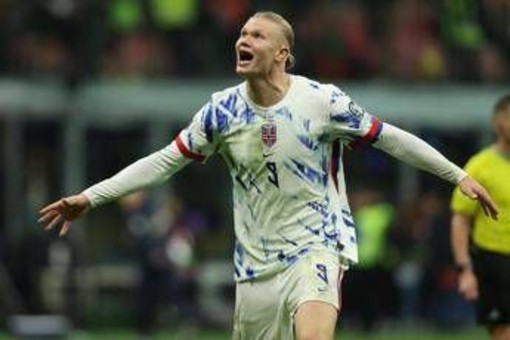 Esposito segna, Adani urla: "Adesso, Erling, lo conosci?". Ma Haaland fa doppietta Esposito segna, Adani urla: "Adesso, Erling, lo conosci?". Ma Haaland fa doppietta