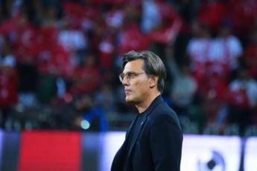 Italia avanti 3-0 a fine primo tempo, i tifosi della Turchia contro Montella: "Dimissioni" Italia avanti 3-0 a fine primo tempo, i tifosi della Turchia contro Montella: "Dimissioni"