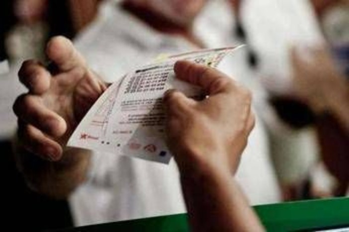 Superenalotto, numeri e combinazione vincente oggi 5 dicembre 2025