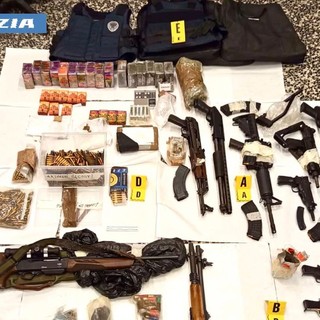 Sequestrati a 49enne di Torino 12 kg di droga e arsenale