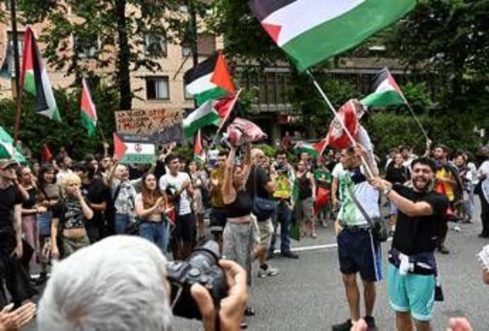 Vuelta, l'undicesima tappa finisce in anticipo per proteste pro-pal: cos'è successo