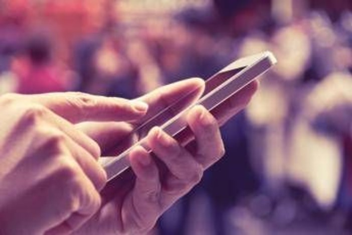 Tutti parlano di Ue, in un anno boom di interazioni online ma il sentiment è negativo: i dati Socialcom Tutti parlano di Ue, in un anno boom di interazioni online ma il sentiment è negativo: i dati Socialcom