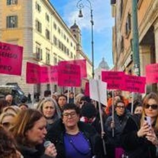 Violenza sulle donne, manifestazione di fronte al Senato: protesta contro testo Bongiorno Violenza sulle donne, manifestazione di fronte al Senato: protesta contro testo Bongiorno