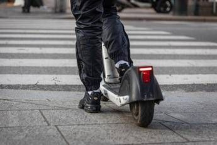 Milano, in due su monopattino contro auto: morto 19enne Milano, in due su monopattino contro auto: morto 19enne