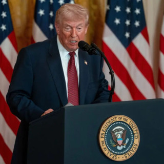 Trump aumenta i dazi globali al 15% “Da Corte Suprema decisione anti-Usa”