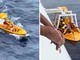 Bambina cade da nave, padre si tuffa: salvati entrambi - Video