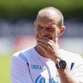 Napoli, "chi non salta juventino è". E Allegri non salta