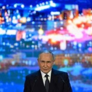 Ucraina, Ue adotta nuove sanzioni su Russia. 007 Gb: &quot;Pace? Putin ci prende in giro&quot;