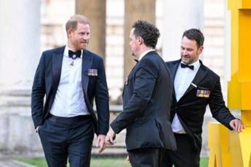 Harry fa la sua prima apparizione pubblica dopo il ritorno a Londra. Meghan non è al suo fianco Harry fa la sua prima apparizione pubblica dopo il ritorno a Londra. Meghan non è al suo fianco