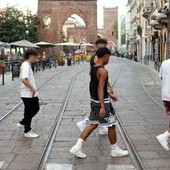 Stop sussidi alle famiglie dei 'maranza', il ddl di Fratelli d'Italia: benefici sospesi se minore condannato ad almeno un anno