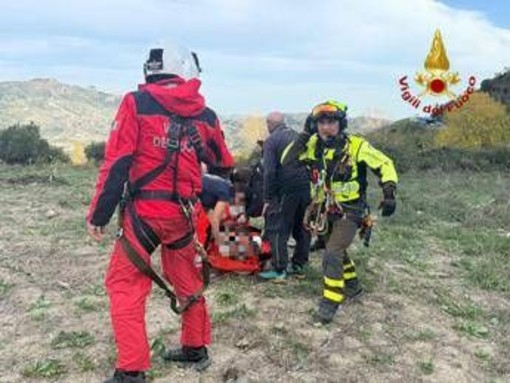 Trattore precipita in un burrone, due morti e un ferito nel Crotonese Trattore precipita in un burrone, due morti e un ferito nel Crotonese