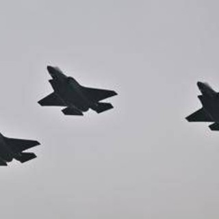 "Russia-Nato, pericolo concreto di guerra": anche la Svizzera si arma "Russia-Nato, pericolo concreto di guerra": anche la Svizzera si arma