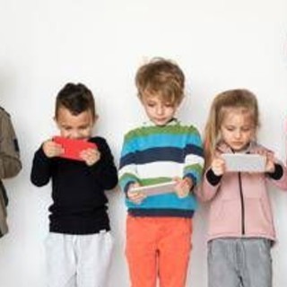 Francia, social vietati a under 15: Camera approva Francia, social vietati a under 15: Camera approva