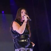 'Non è l'inferno', dopo 14 anni Emma torna virale per raccontare le proteste contro il caro vita 'Non è l'inferno', dopo 14 anni Emma torna virale per raccontare le proteste contro il caro vita