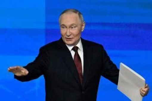 Putin e la conferenza show: "Sono innamorato e lavoro troppo" Putin e la conferenza show: "Sono innamorato e lavoro troppo"
