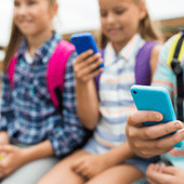 Ue, nuove regole sui social per i minori: niente account autonomi prima dei 15 anni