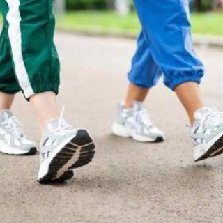 Camminare protegge il cuore e il cervello, non servono 10mila passi al giorno: lo studio Camminare protegge il cuore e il cervello, non servono 10mila passi al giorno: lo studio